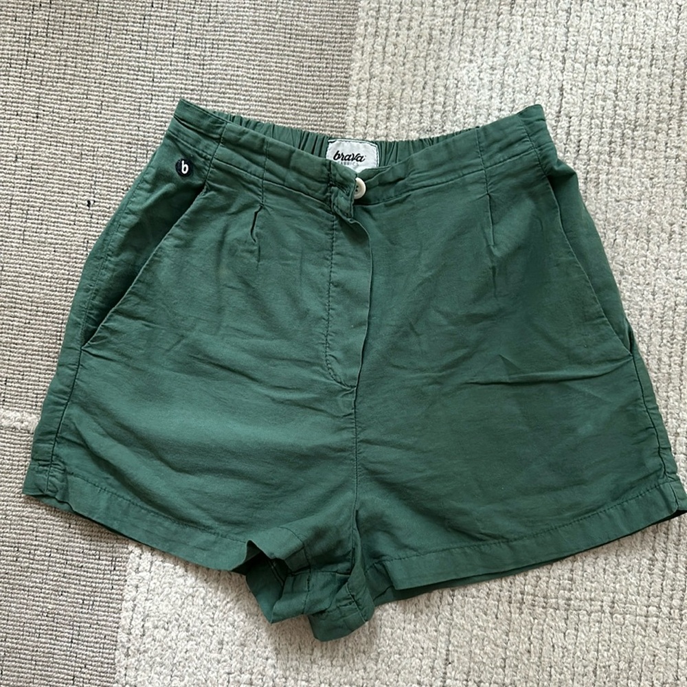 Brava Favrics size 34 linen pull on green shorts